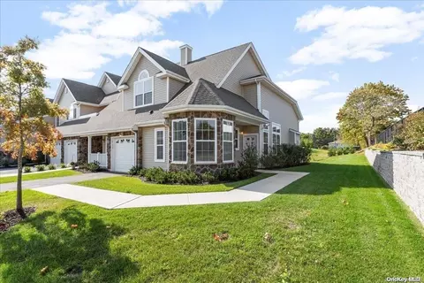 33 Steven Cir #33, Huntington, NY 11746
