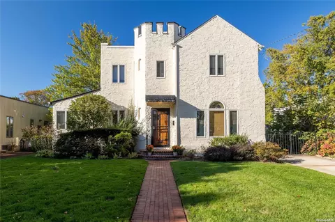 88 Fox Blvd, Merrick, NY 11566