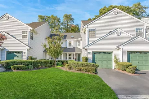 17 Plantation Dr #17, Hauppauge, NY 11788