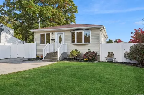 60 Manhattan Blvd, Islip Terrace, NY 11752