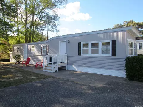 37-13 Hubbard Ave, Riverhead, NY 11901
