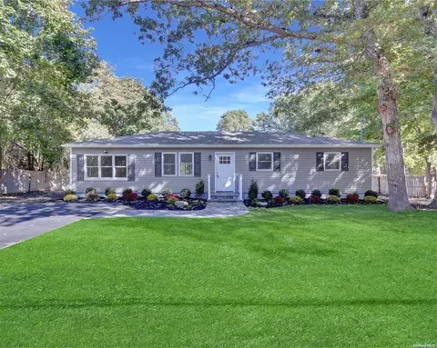 9 Old Saddle Rd, Ridge, NY 11961