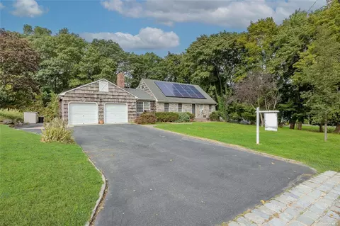 103 Hallock Ln, Rocky Point, NY 11778