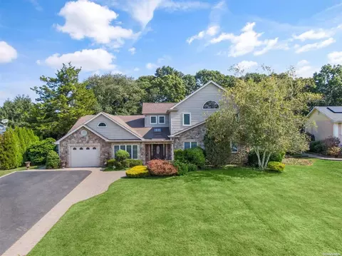 7 Coconut Dr, Commack, NY 11725