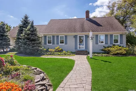 52 Riverview Ct, Oakdale, NY 11769