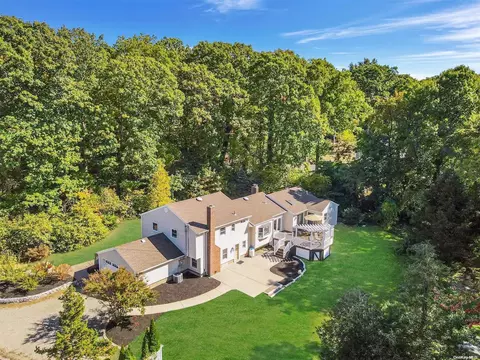 5 Merriwood Ct, Huntington, NY 11743