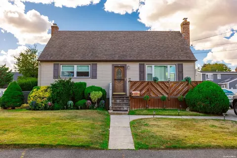 529 S 5th St, Lindenhurst, NY 11757