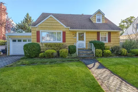 18 Hilltop Pl, North Hempstead, NY 11507