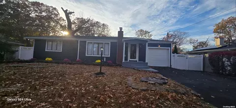 120 Elliot Ave, Lake Grove, NY 11755