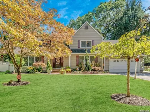 18 Poplar Dr, Smithtown, NY 11787
