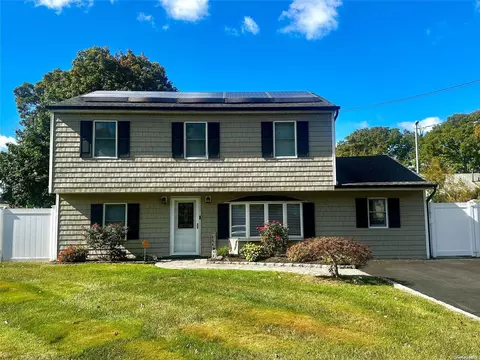 3 Champlain St, Port Jefferson Station, NY 11776