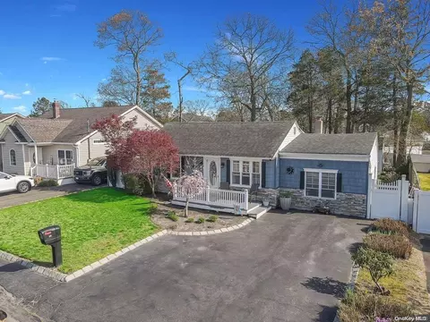 26 La Salle Pl, Oakdale, NY 11769