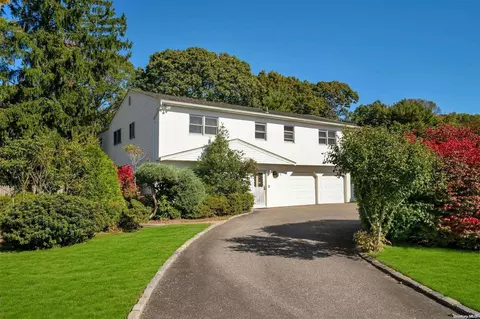 1 Gallatin Dr, Dix Hills, NY 11746