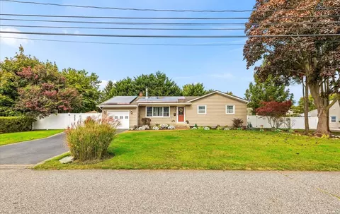 9 Richlee St, Blue Point, NY 11715