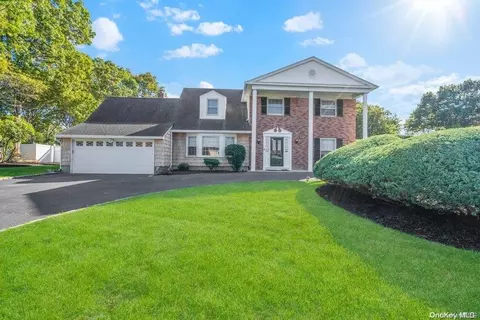 20 Courtney Dr, Farmingville, NY 11738