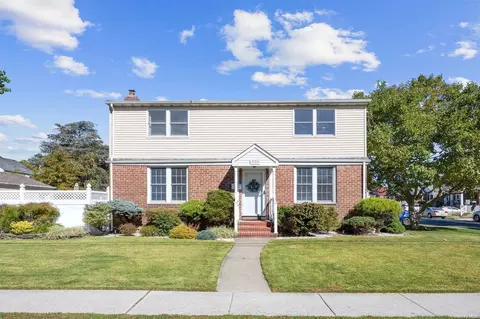 526 Ardsley Blvd, Garden City, NY 11530