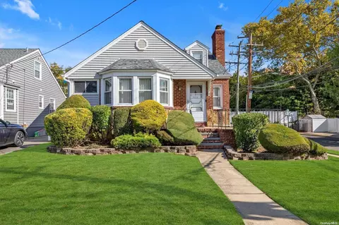 101 Olive Dr, Lynbrook, NY 11563