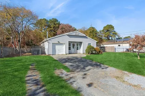 950 Provost Ave, Bellport, NY 11713