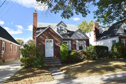 619 S 12th St, North Hempstead, NY 11040