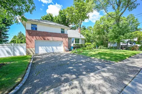 2 Gateway Dr, Syosset, NY 11791