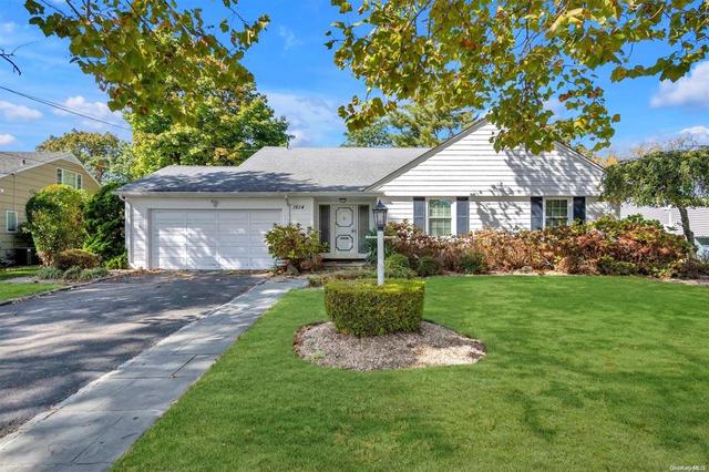 1614 Lakeview Dr, Hewlett, NY 11557