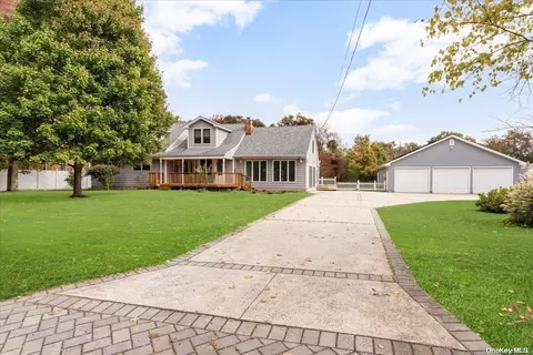 285 Edgewood Ave, Oakdale, NY 11769