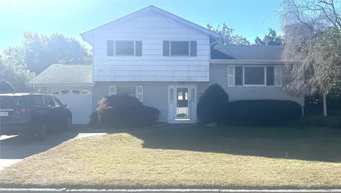 8 Radburn Ln, Port Jefferson Station, NY 11776