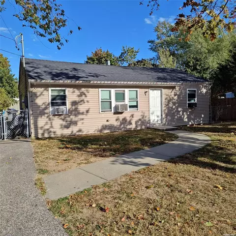 633 Hoffman Ave, Bellport, NY 11713