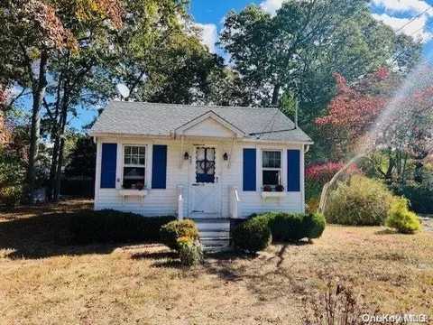 407 W Forest Rd, Mastic Beach, NY 11951