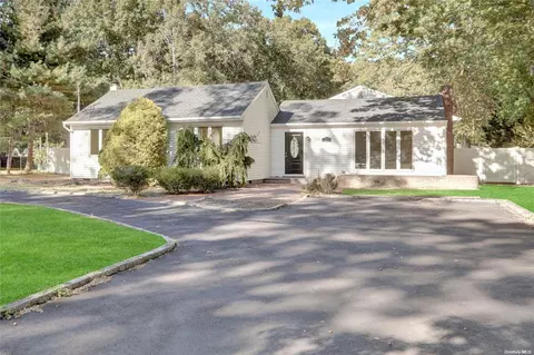 51 Dillmont Dr, Smithtown, NY 11787