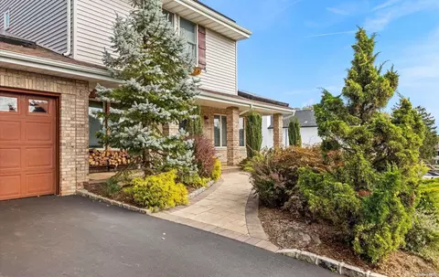 15 Branding Iron Ln, Glen Cove, NY 11542