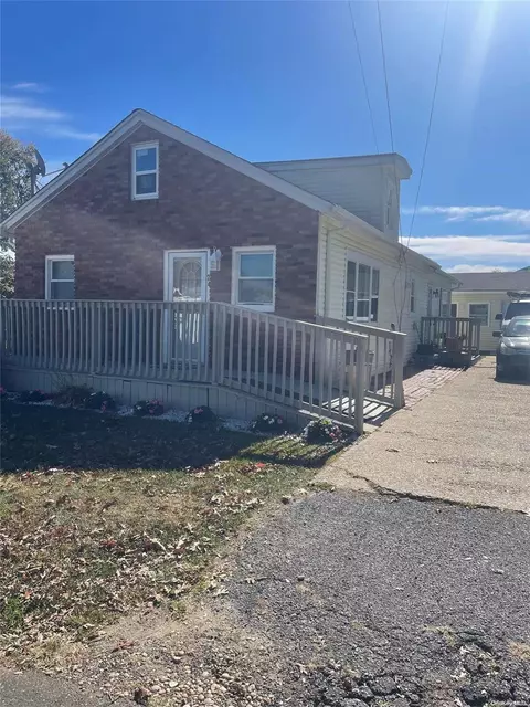 24 Palmetto St, Central Islip, NY 11722