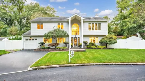 16 Mayfair Ct, Nesconset, NY 11767