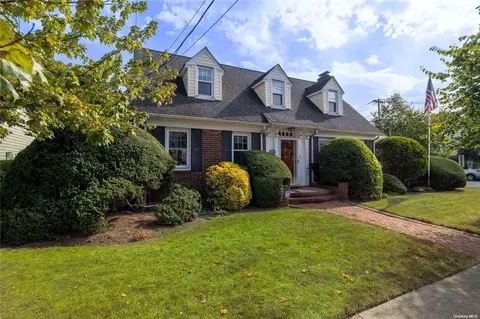 1 New York Ave, Rockville Centre, NY 11570