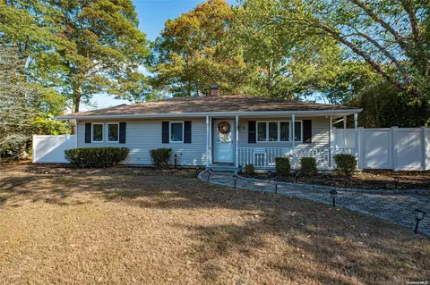 5 Donack Ln, Bellport, NY 11713