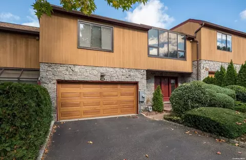 136 The Cres #136, North Hempstead, NY 11577