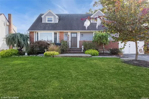 950 Whitebirch Ln, Wantagh, NY 11793