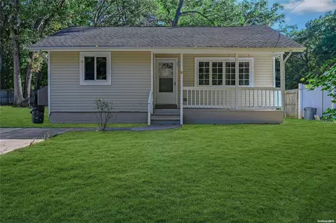 10 Marie Ln, Coram, NY 11727