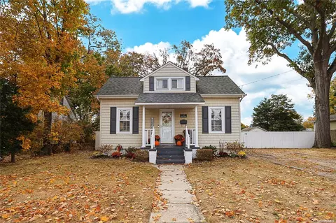 46 Pine St, Islip, NY 11751