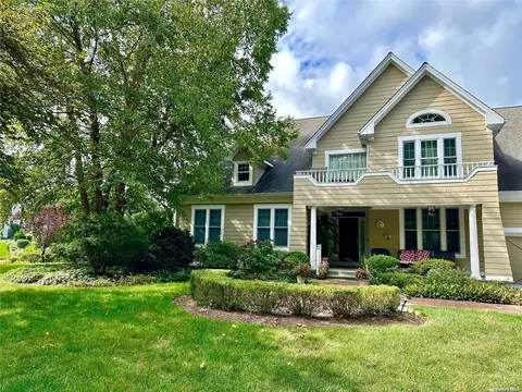 4 Pembroke Dr, Glen Cove, NY 11542