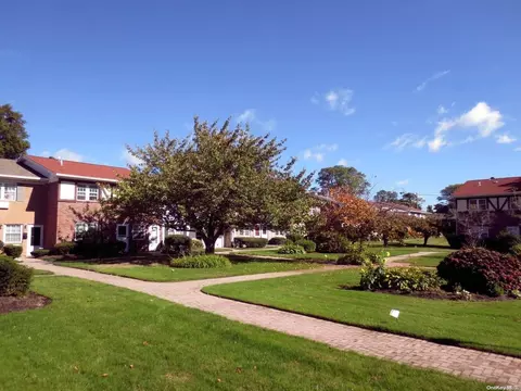 26 Springwood Dr #26, North Babylon, NY 11703