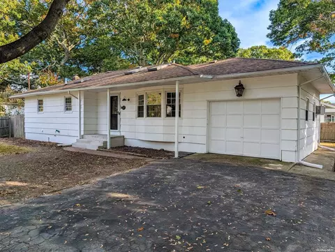 22 Arrowhead Dr, Shirley, NY 11967