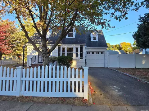 185 Washington St, Freeport, NY 11520