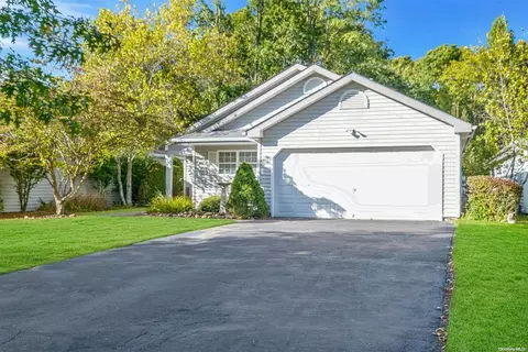 14 Westchester Ct, Middle Island, NY 11953