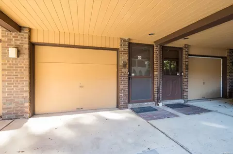 27 Bond St #D, North Hempstead, NY 11021