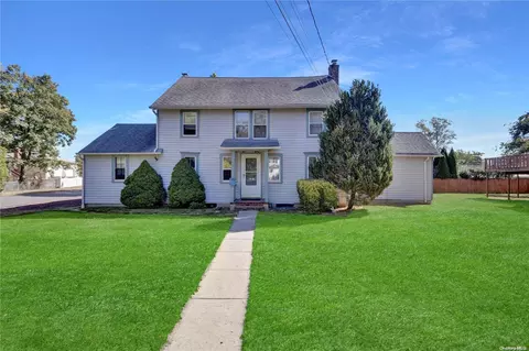 21 Wood Ave, Amityville, NY 11701