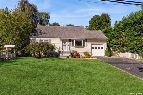 31 Glen Cove Dr, Glen Head, NY 11545