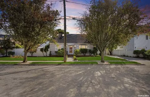 2859 Weeks Ave, Oceanside, NY 11572