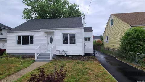 20 Wellfleet Rd, East Rockaway, NY 11518