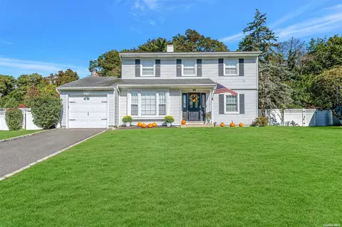 122 Thunder Rd, Holbrook, NY 11741